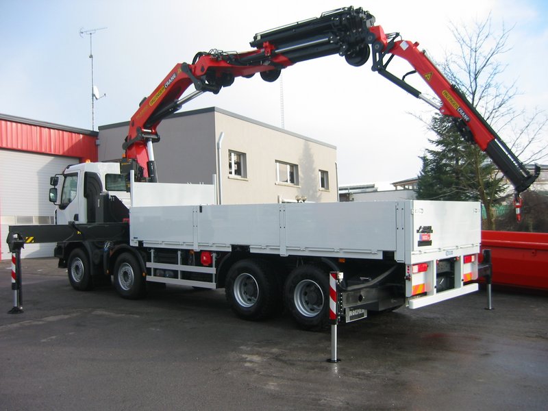 Plateau ridelles avec grue hydraulique