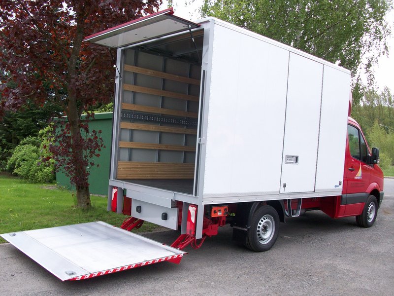 Plateau bâché avec hayon-élévateur – Carrosserie Roemen