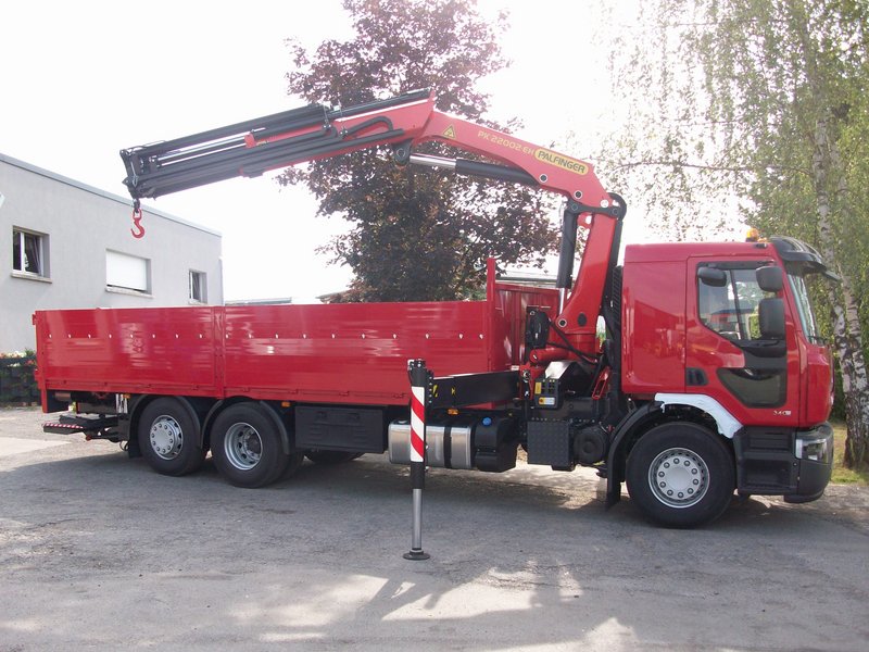 Grue hydraulique avec plateau ridelles et hayon-élévateur