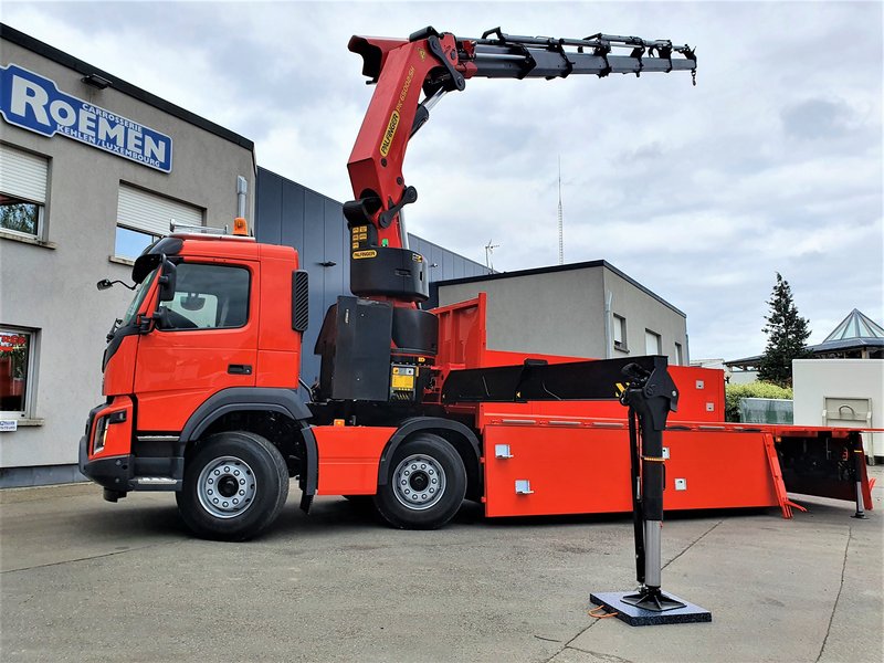 Plateau ridelles avec grue hydraulique