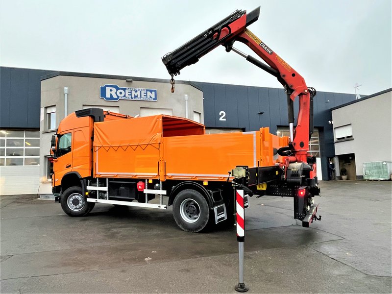 Plateau ridelles avec grue hydraulique