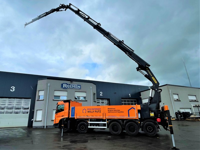 Plateau ridelles avec grue hydraulique