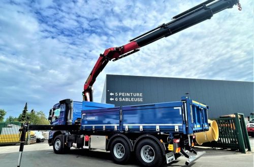 Tribenne avec grue hydrolique