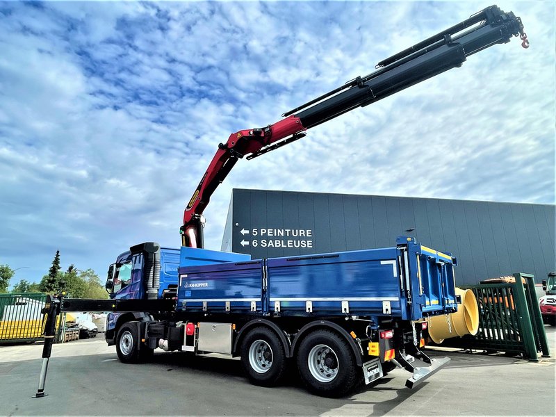 Tribenne avec grue hydrolique