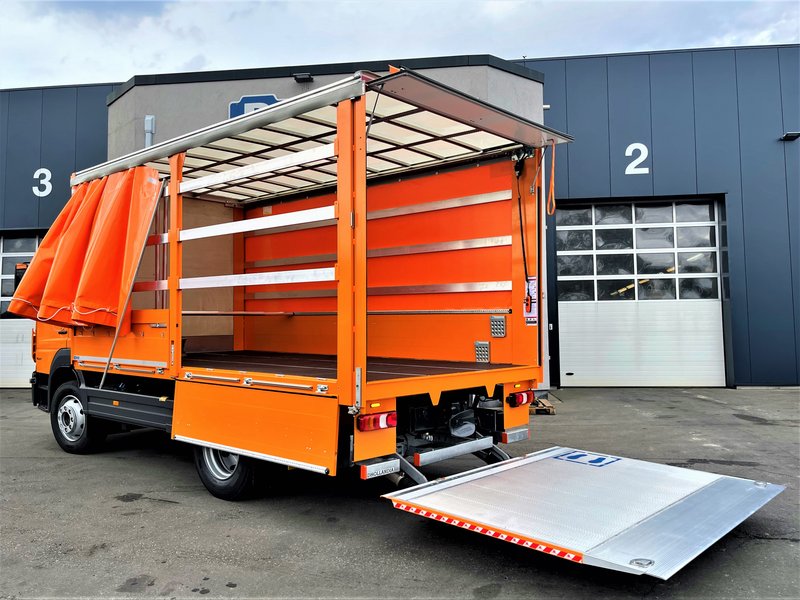 Coffre courtainsider avec hayon élevateur