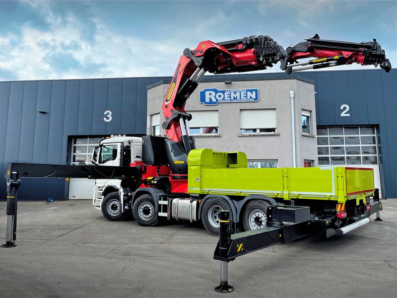 Plateau-ridelles avec grue hydraulique