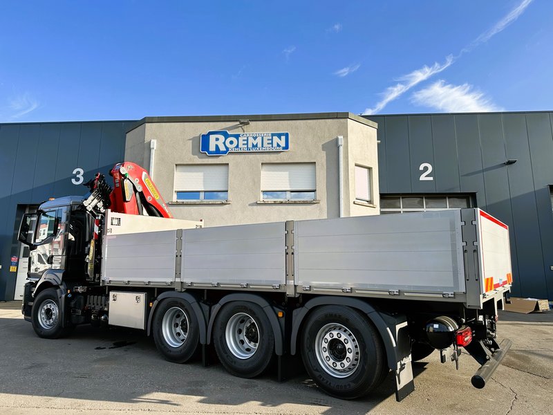 Plateau ridelles avec grue hydraulique