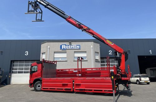 Plateau ridelles avec grue hydraulique