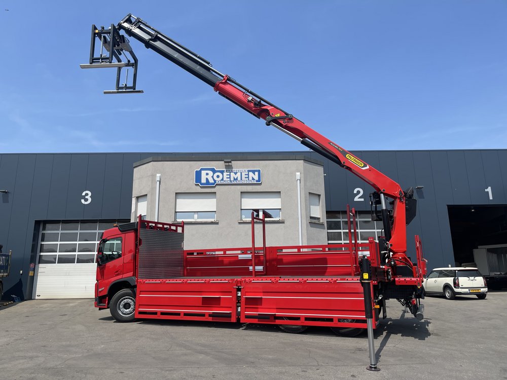 Plateau ridelles avec grue hydraulique