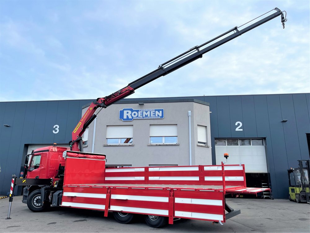 2 grues hydraulique avec plateau ridelles