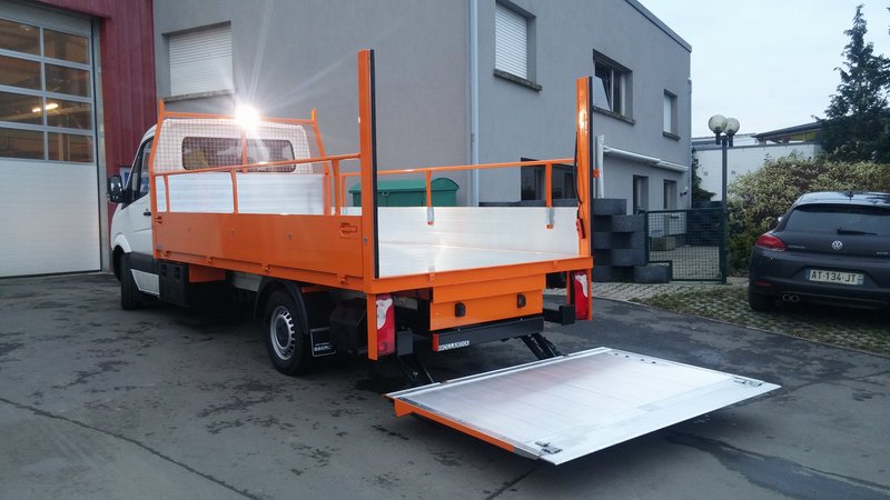 Pritsche mit Aluminiumbordwänden und Ladebordwand