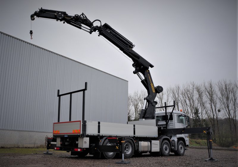 Plateau ridelle avec grue hydraulique