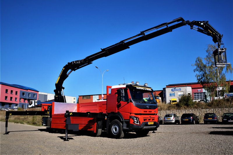 Plateau ridelles avec grue hydraulique