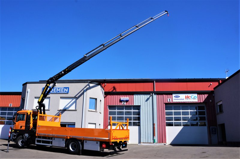 Plateau ridelles avec grue hydraulique