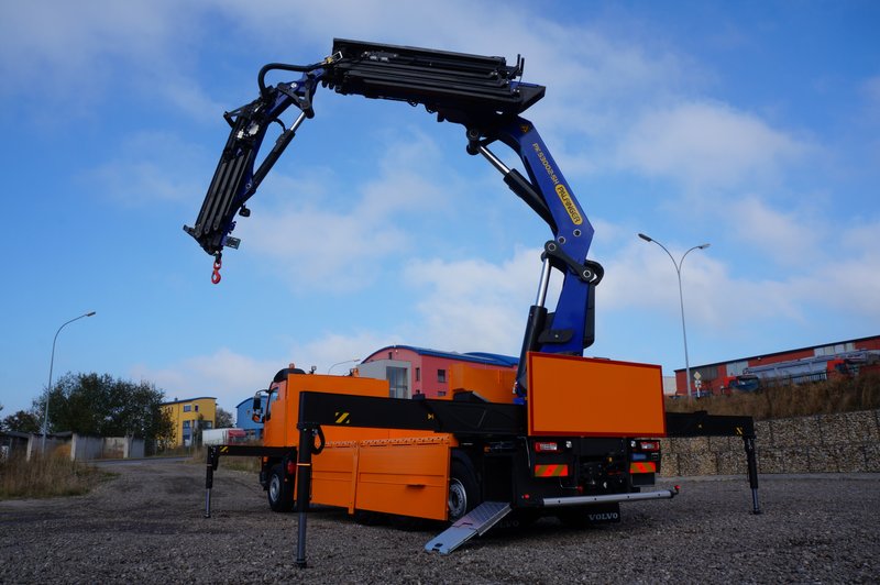 Plateau ridelles avec grue hydraulique