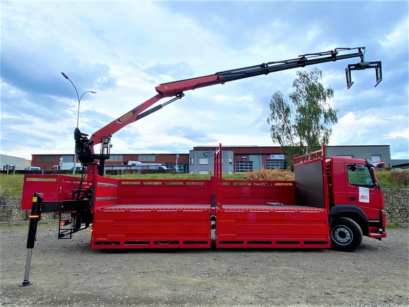 Plateau ridelles avec grue hydraulique