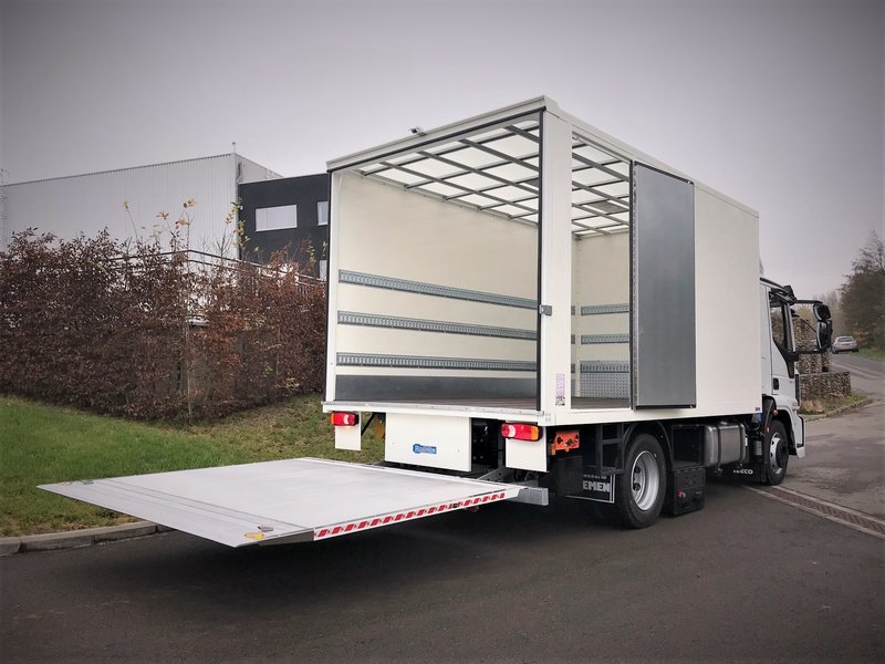 Plateau bâché avec hayon-élévateur – Carrosserie Roemen